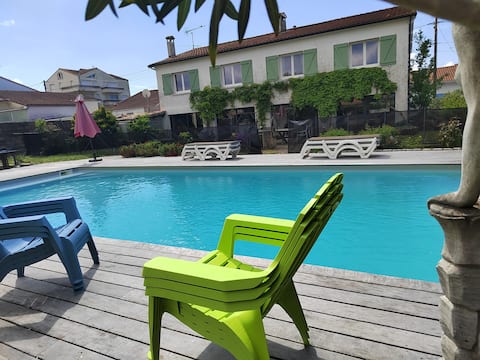 Large 7-bedroom villa, swimming pool 600 m from the sea