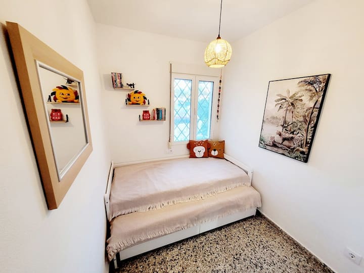 غرفة نوم 3 بسريرين مفردين، مبنية في خزانة ملابس وإطلالة جميلة على حمام السباحة