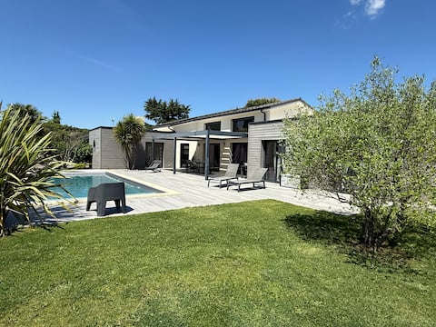 Contemporary house with swimming pool, Jacuzzi, sauna