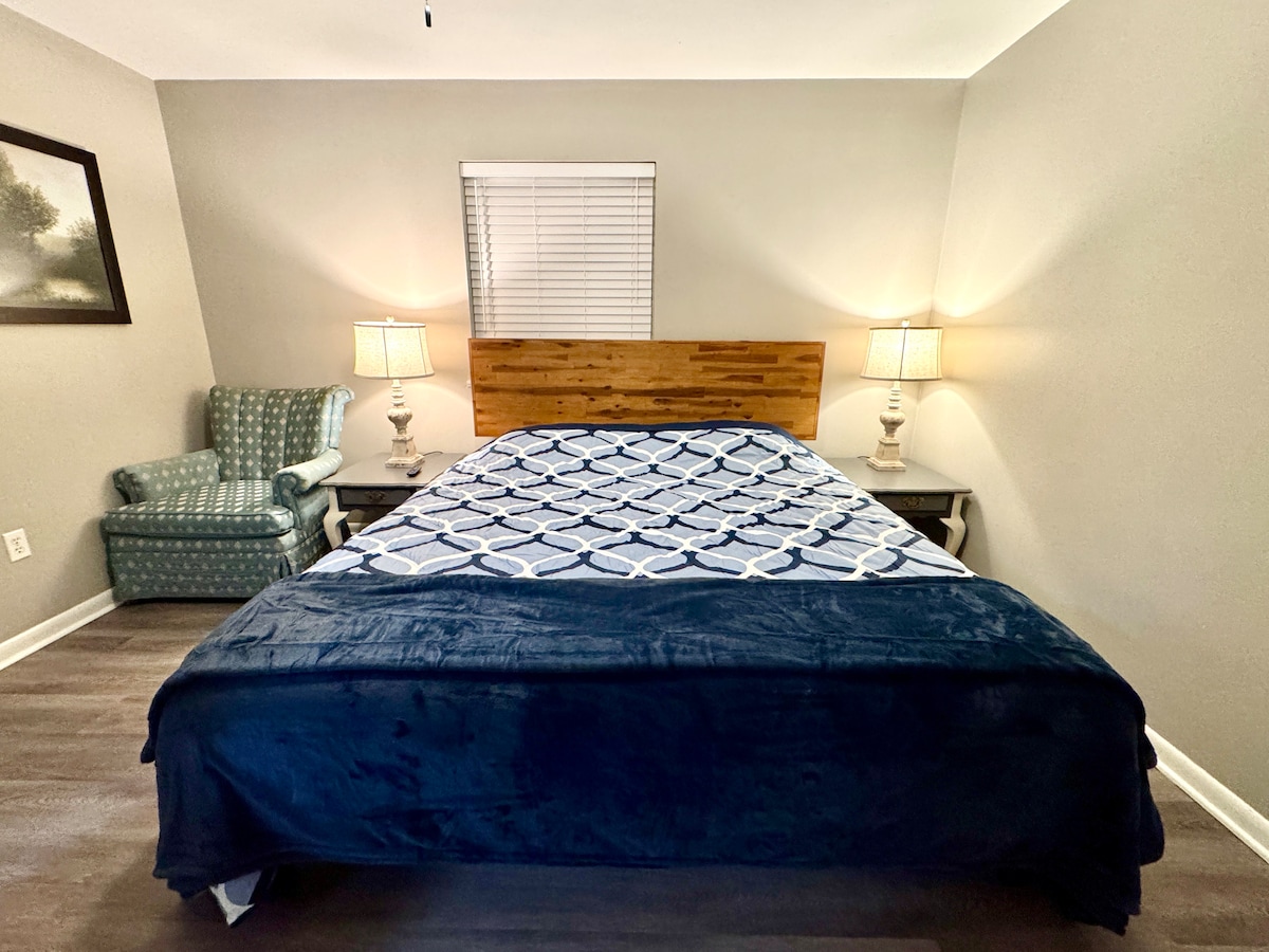 Главна спалня с голямо двойно легло и 55-инчов телевизор с Roku