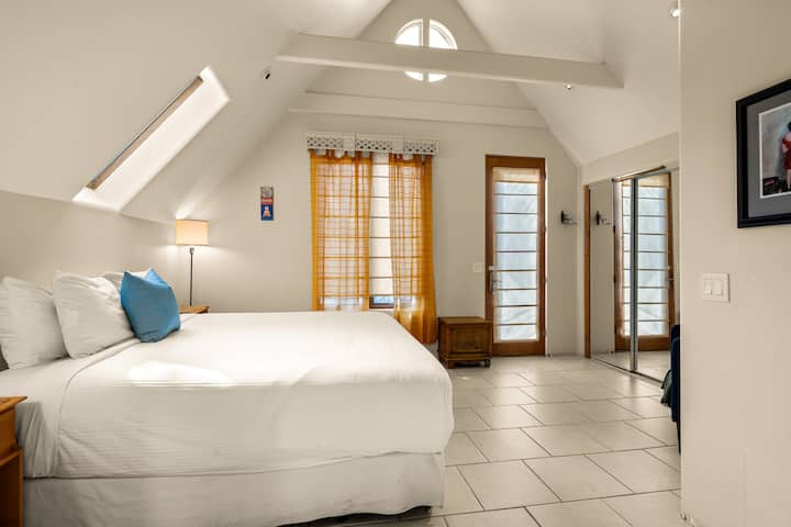 Таваните със сводове продължават и в спалнята. Зад огледалната врата има място за съхранение в гардероба.