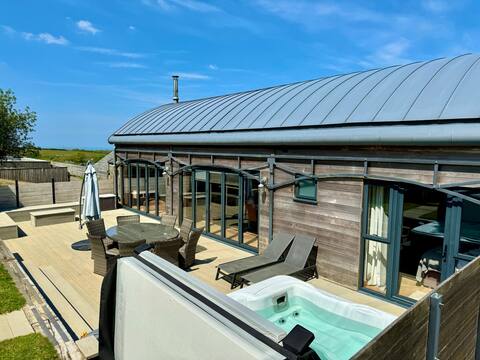 Luxury Dutch barn | Hot Tub | Alpacas | Near Beach