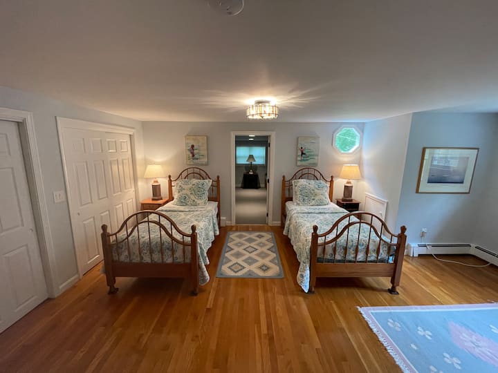 Спалня на горния етаж с две единични легла и два килера