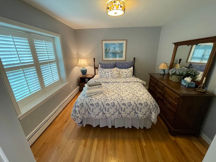 Спалня, разположена на основно ниво с двойно легло и дрешник 