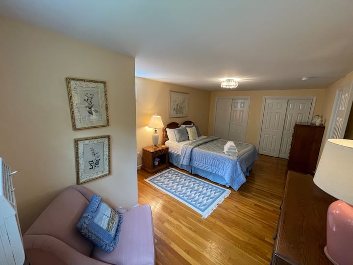 Спалня на горния етаж с двойно легло и два просторни гардероба 