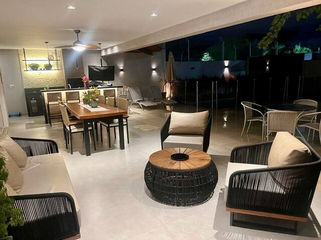 Linda casa com piscina próximo a Av. das Américas gallery image 2