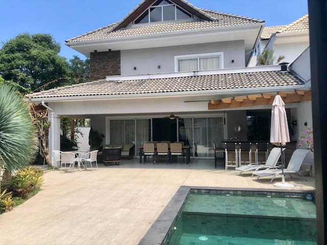 Linda casa com piscina próximo a Av. das Américas