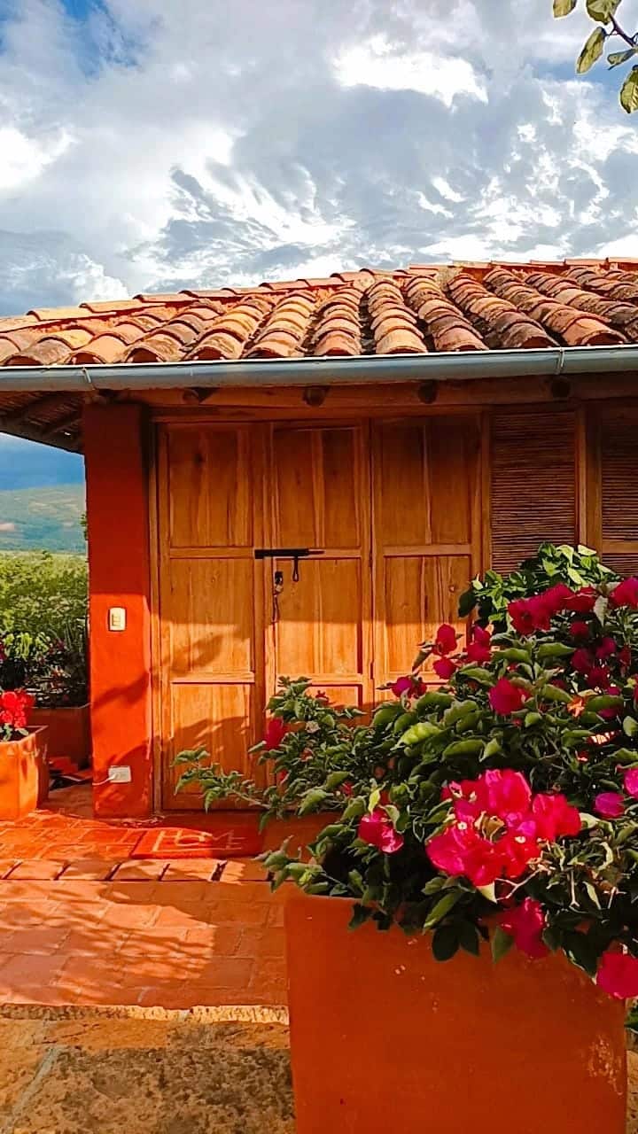 Cabaña con baño privado enfrente de la piscina