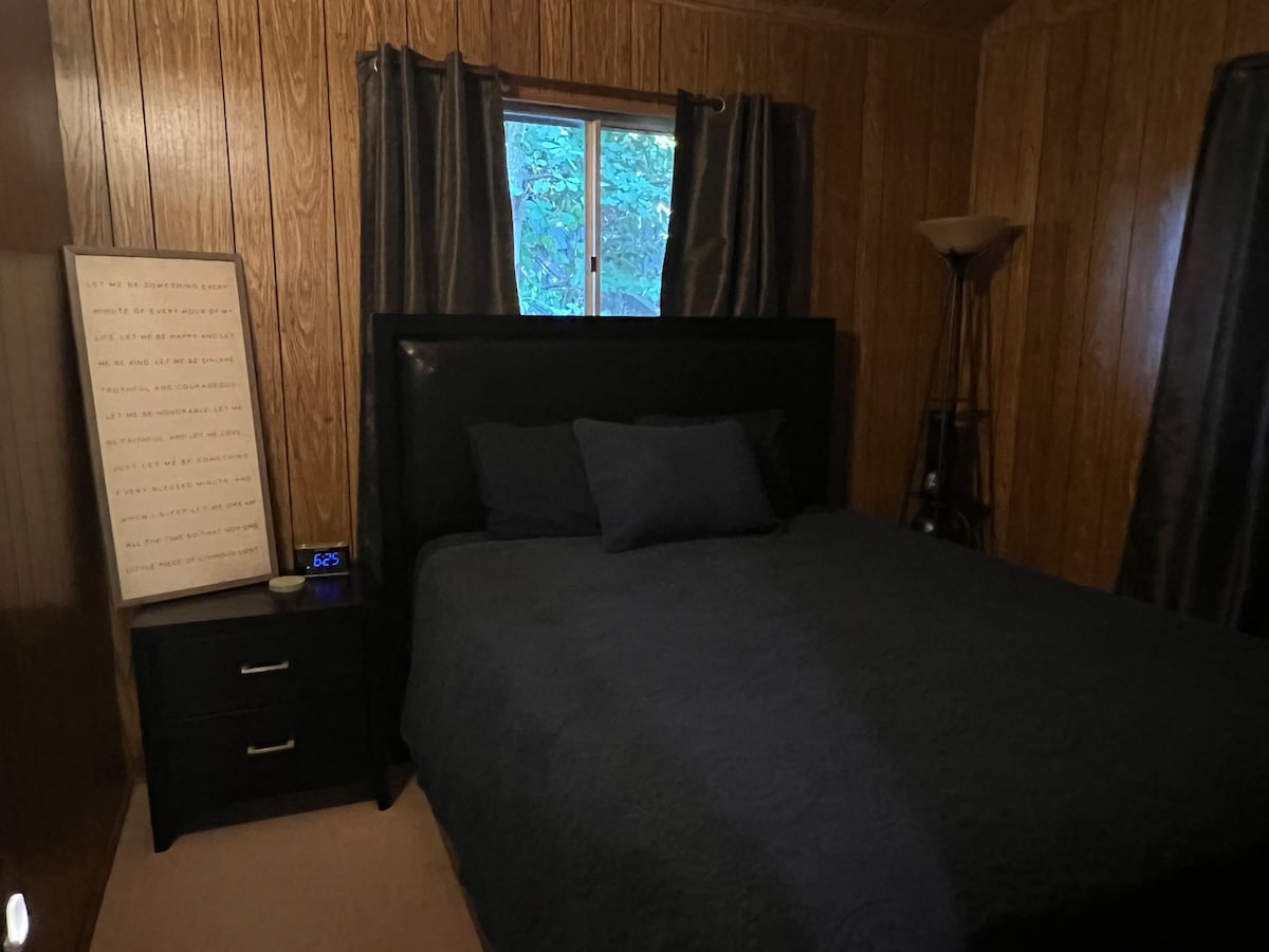 Manželská posteľ pre pohodlie. Zatiahnite závesy na neskoré budenie.