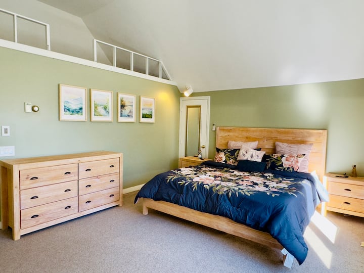 Dormitorio principal bañado por el sol con vistas a la montaña