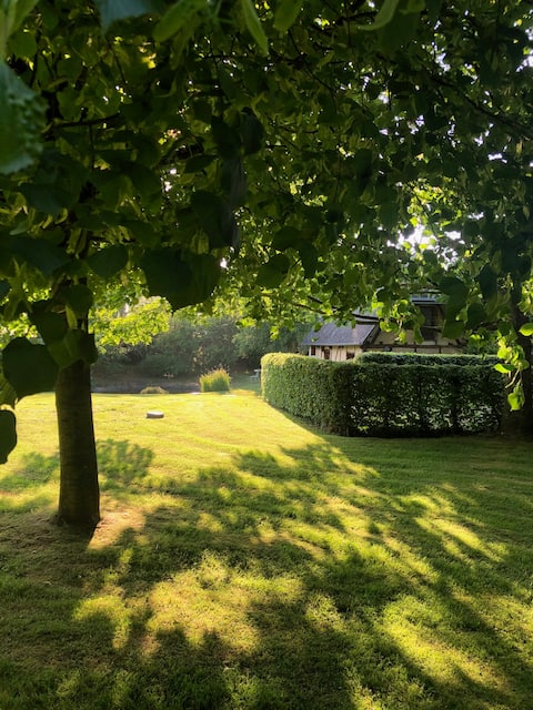 Charming cottage for 4 people. Well-kept park with pool