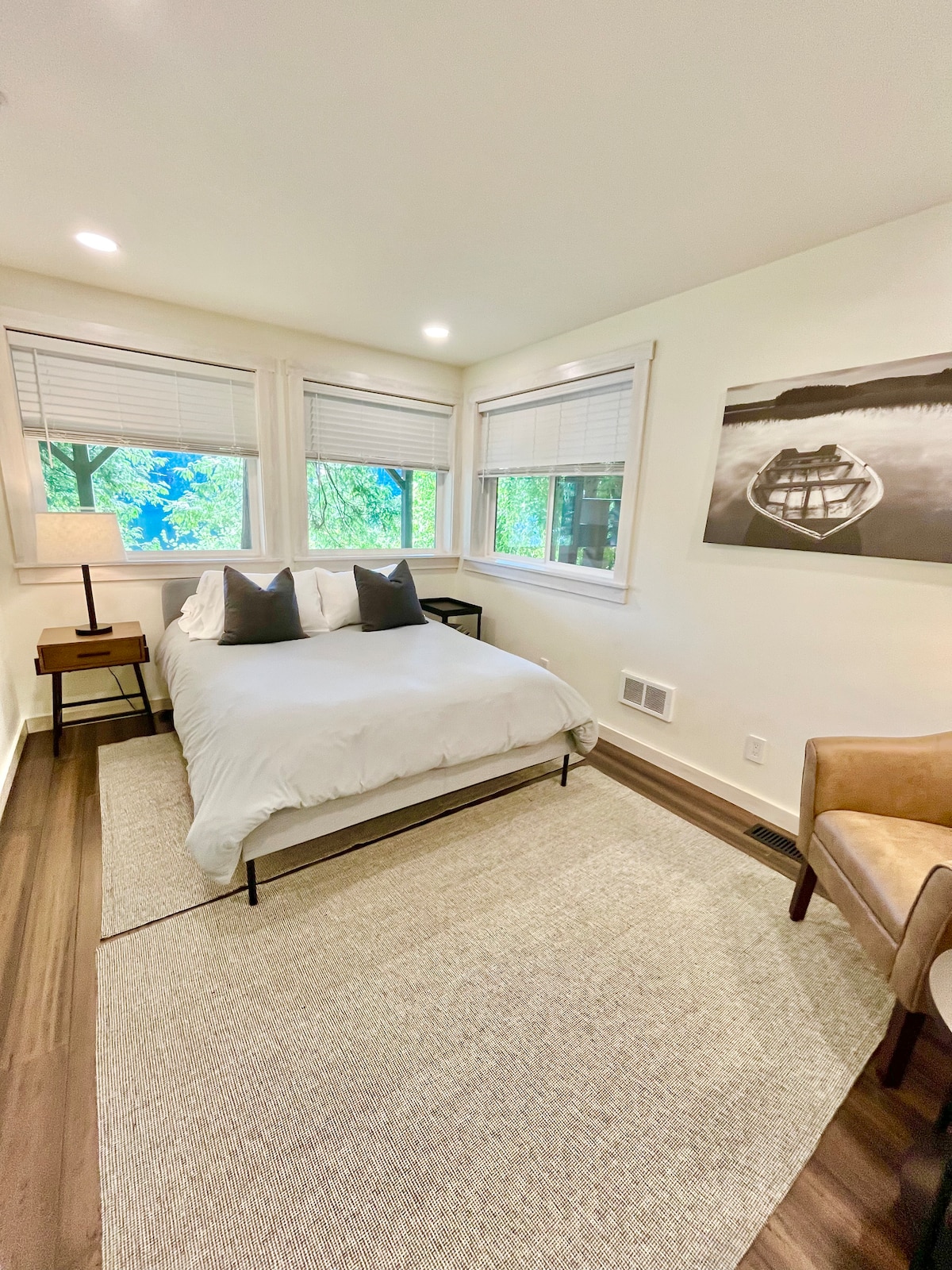 First floor, queen bedded room