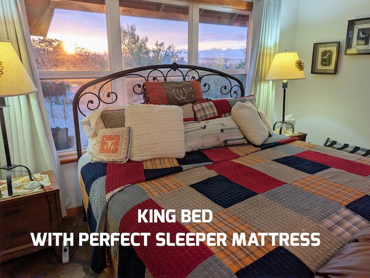 キングサイズのベッドは眺めの良い「スイートルーム」にあります。  リビングルームとキッチンもこの部屋にあります。  レイアウトを理解するのに役立つ「リビングルーム」の写真をご覧ください。