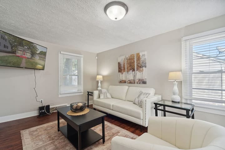Lansing Home |  2br Between Msu & Old Town - Lansing, MI