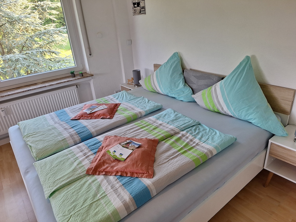 1,80m x 2m Bett mit neuen Matratzen, Nachttisch, Lampen usw. Das Bett erwartet Sie frisch bezogen.