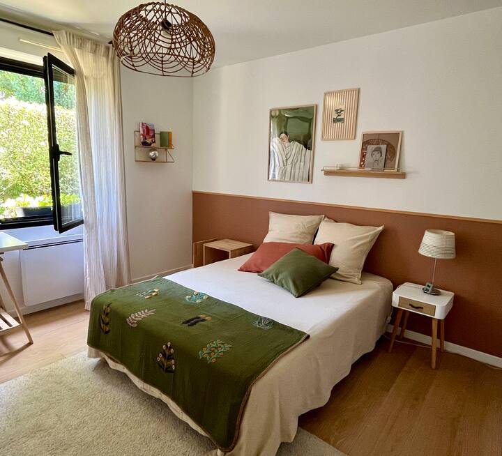Chambre 16 m2, lit 140x190 cm. 
Assez de place pour ajouter un lit parapluie si nécessaire