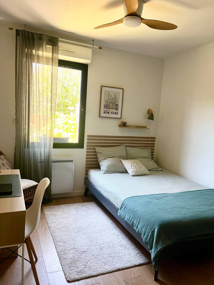 Chambre 11m2. Lit 140x200 cm.