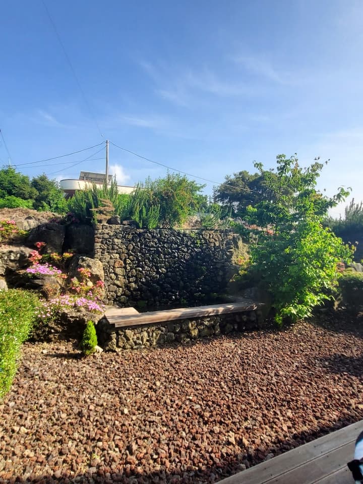 Terraced Resort Pension With Basaltic Garden - Jeju-si