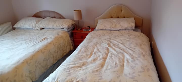 Tweepersoons- en eenpersoonsbed met eigen badkamer