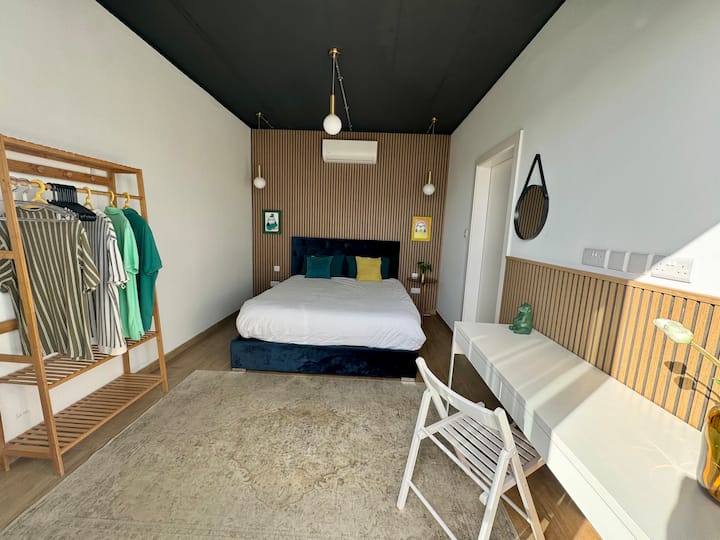 Minimalisticky zariadená spálňa s manželskou posteľou - písací stôl - vešiak na oblečenie - klimatizácia - priamy prístup na vonkajšiu terasu.