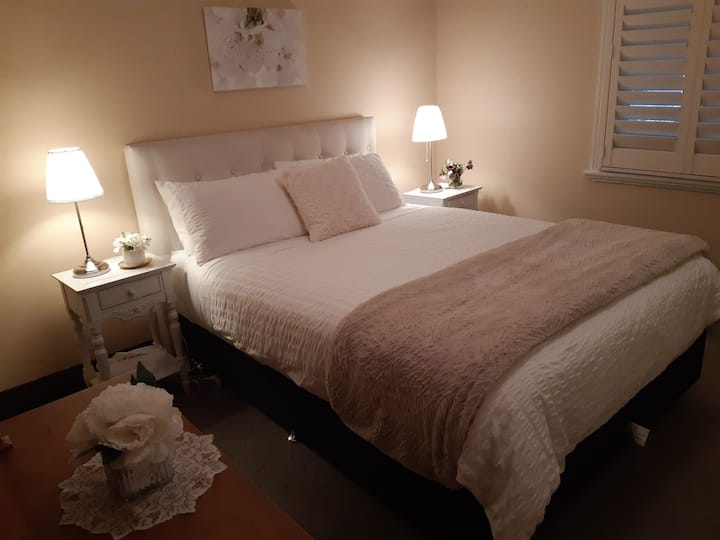 Pohodlná manželská posteľ