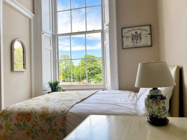 SALE! Enormous Luxury 4 Bed, Sleeps 8-10 gallery image 4