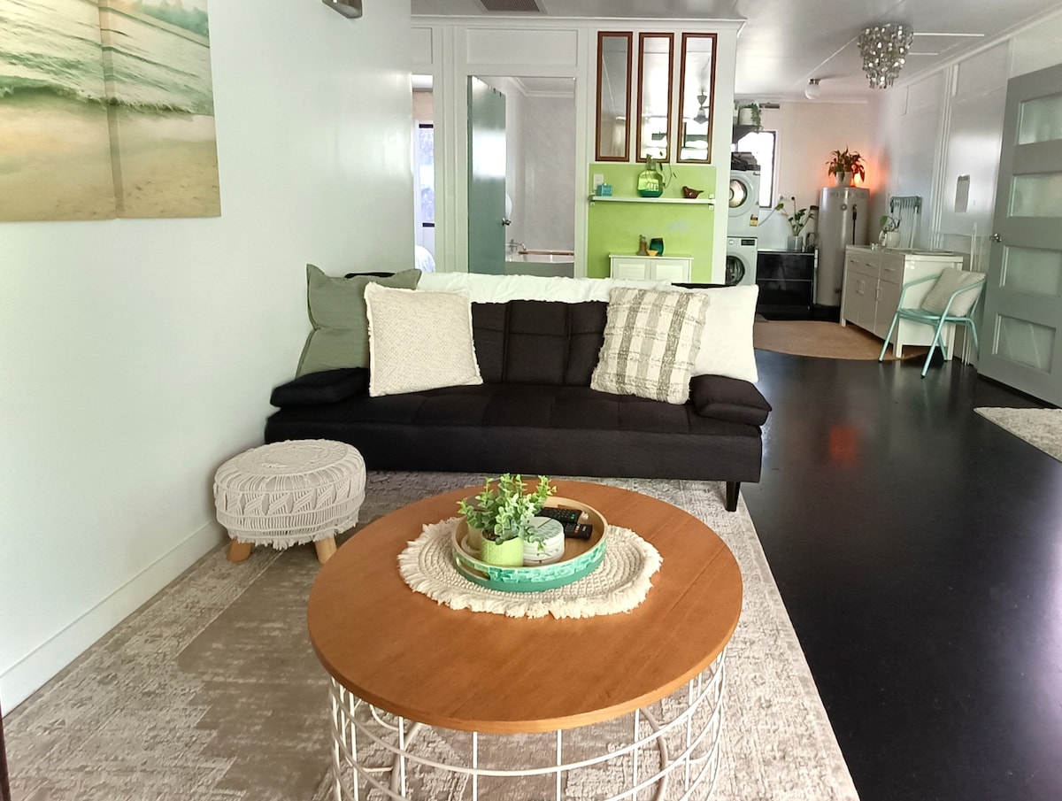 Popular Airbnb listing: Gatehouse By The Gardens in Townsville City