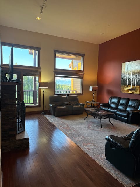 Top performing Airbnb: Spacious Condo on the Ski Hill (license 16384) in Kimberley