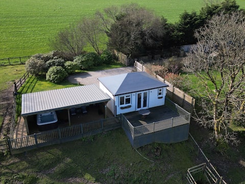 Private dog friendly hideaway, hot tub, views