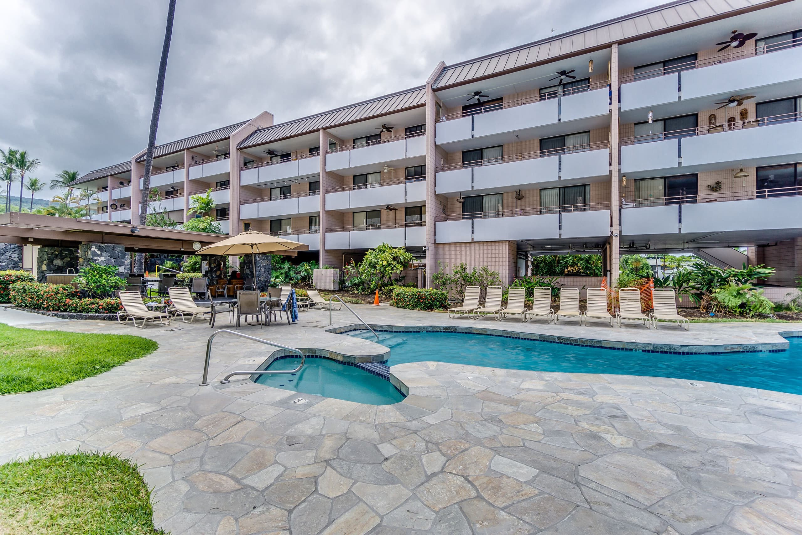 Condo in Kailua-Kona · ★4.93 · 2 bedrooms · 2 beds · 2 baths - Image 25