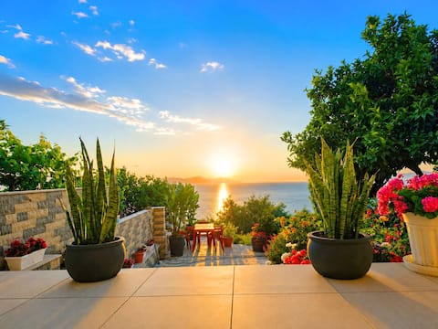 Villa Meminaj With Sea View & Garden