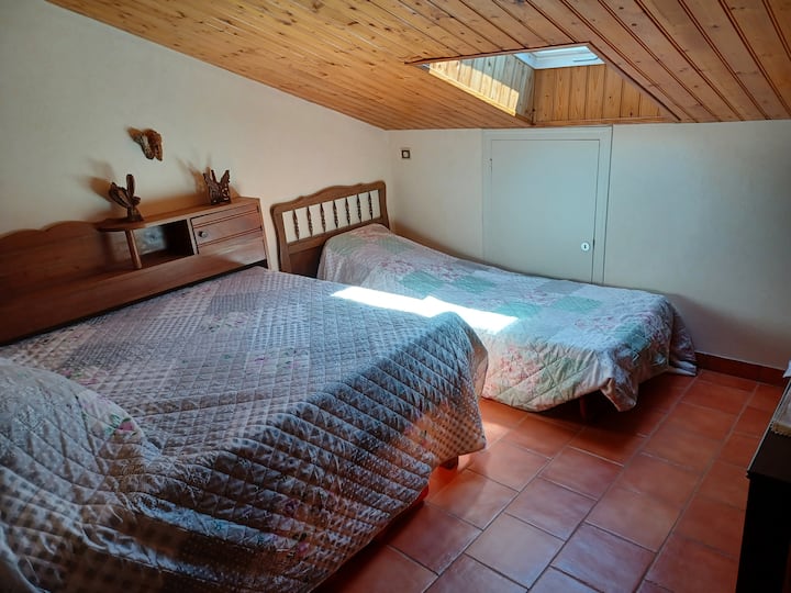 Chumba cha 4 cha kulala kilicho na kitanda cha watu wawili na kitanda cha mtu mmoja