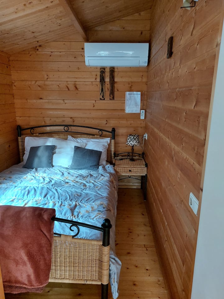 dormitorio con cama doble