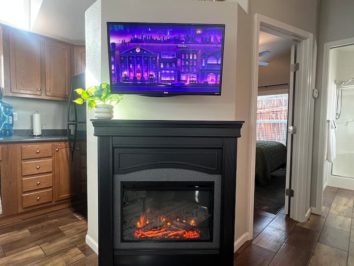 Tiny Home Getaway | Pikes Peak Views + Walkable - Woodland Park, CO