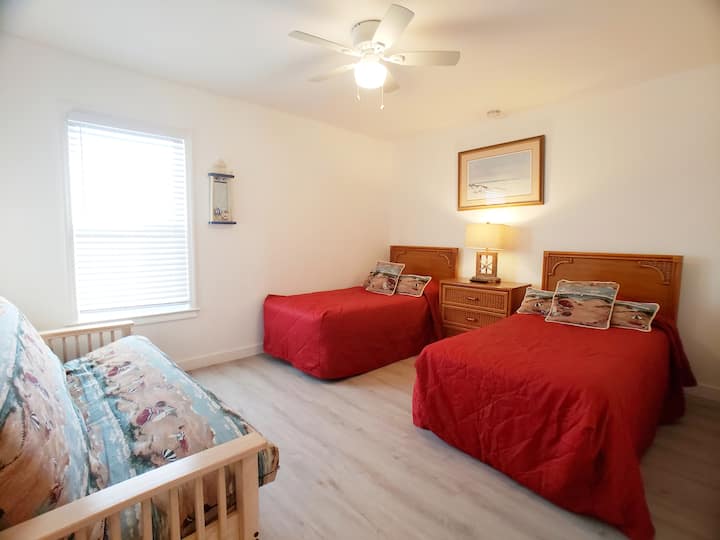 Deuxième chambre avec deux lits jumeaux et un futon de luxe de taille normale