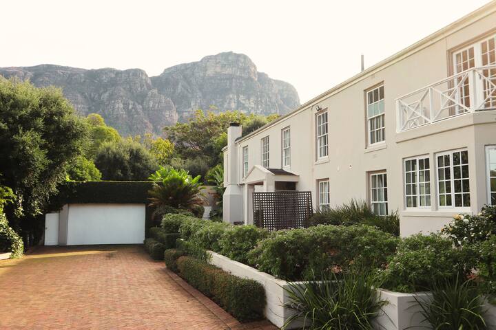Large 5 bed Constantia Villa with pool and garden gallery image 2
