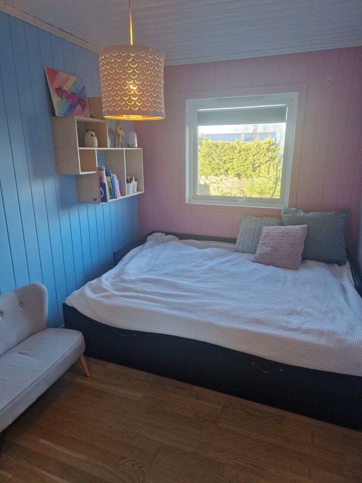 หนึ่งในสามเตียงคู่ในบ้าน 