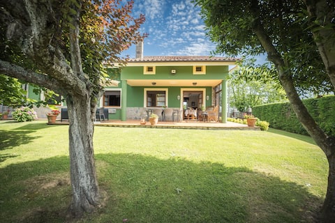 House with estate in La Isla (Colunga) 100 meters from the sea