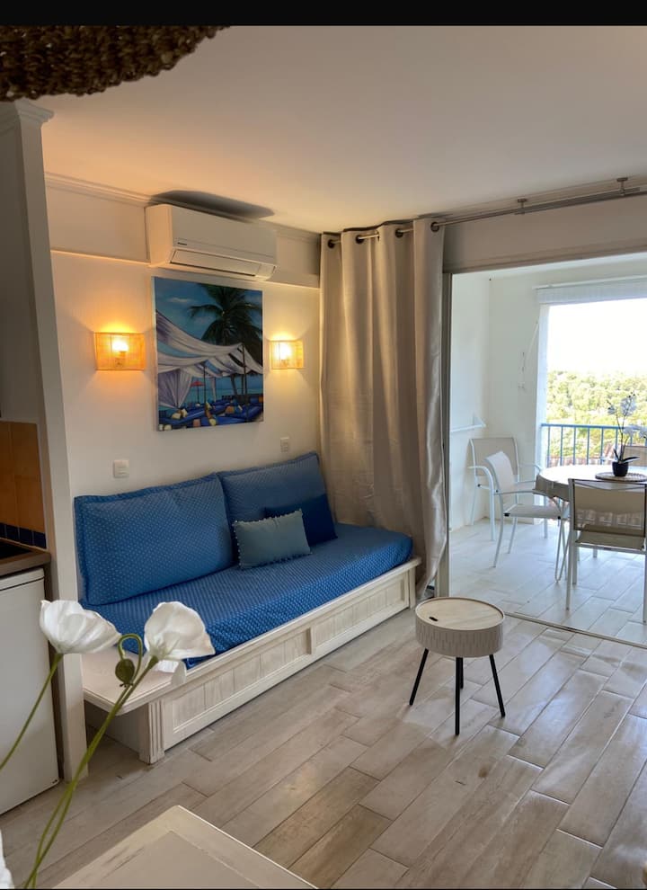 Многу светло, целосно реновирано, под, слики. Ќе бидете во удобен и топол простор со раскошен поглед на море!... нема да ви здосади..:) со клима уред, wifi со влакна и многу добро опремен.