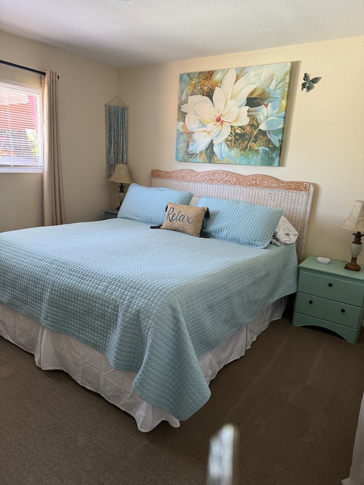 Cama California King muy cómoda, vestidor, armario, porta maleta, ventilador de techo.