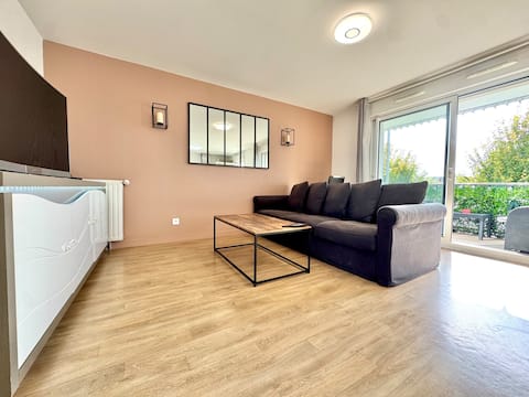 Cozy 2-bedroom apartment with balcony, Netflix & parking