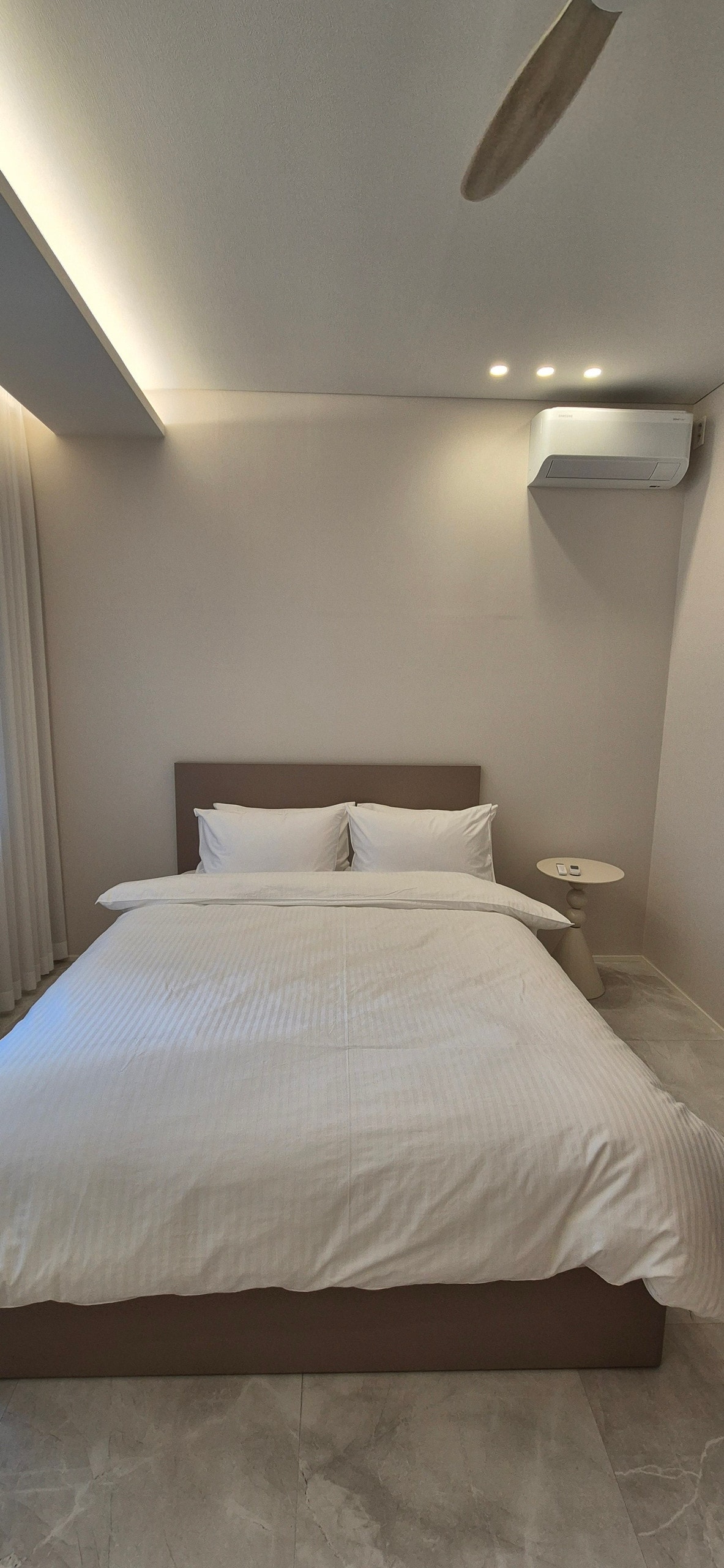 Le matelas du lit Simmons est tellement sophistiqué qu'il n'a pas besoin d'explication et a peu de tremblements. Quand je m'allonge, il est ferme et doux, et soutient mon corps!!  Allongez-vous et sentez la différence ^ ^