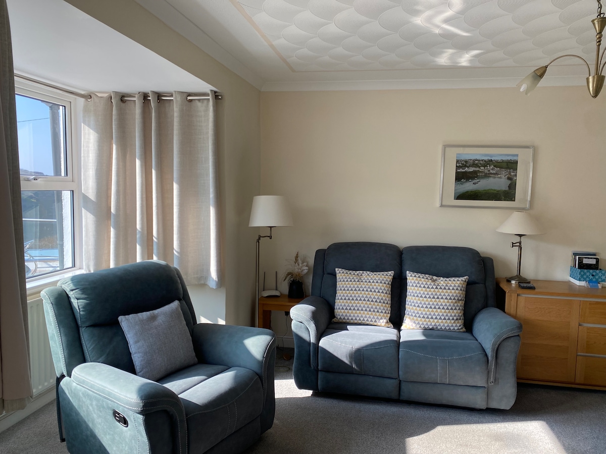 Successful Airbnb property: Pop's Place. Port Gaverne. Port Isaac. Sea View in St. Endellion