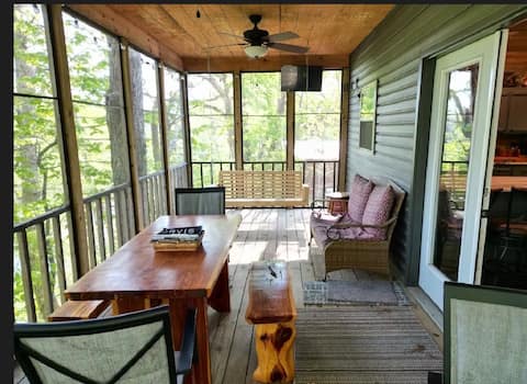 Harvey’s Hideaway Riverfront Cabin