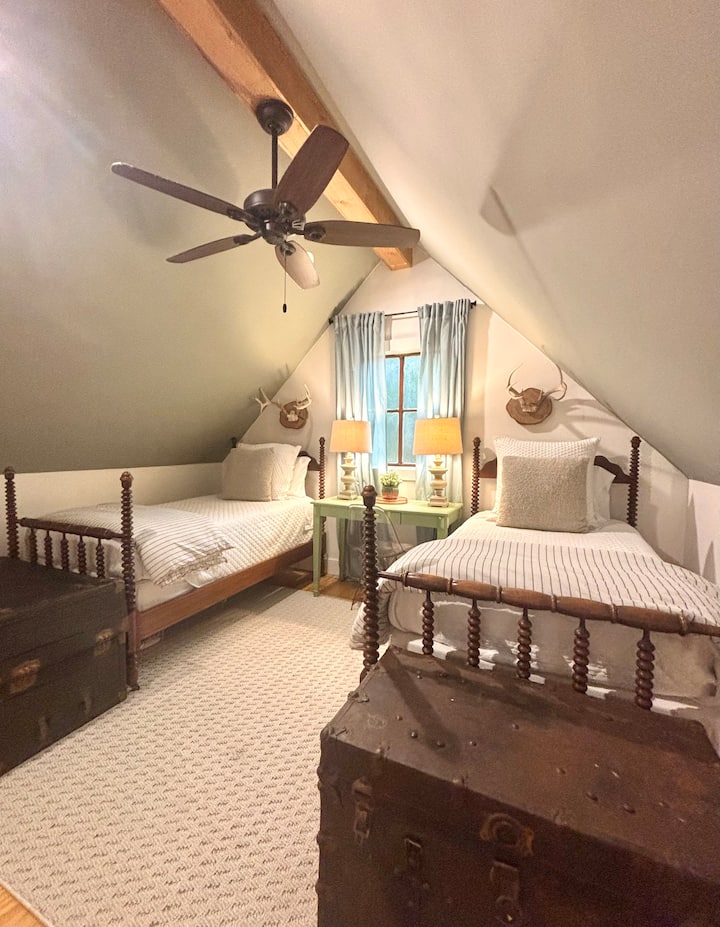 Susurrando brisas por la ventana, luz suave del sol entrando: una escapada tranquila con dos camas, dos sueños y un espacio increíble.