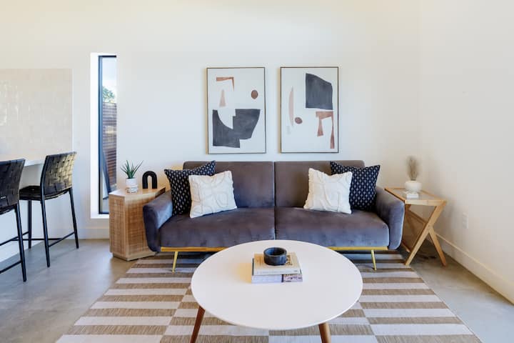 تحتوي غرفة المعيشة على أريكة قابلة للطي بشكل مسطح لنوم طفلين أو بالغين أصغر. 