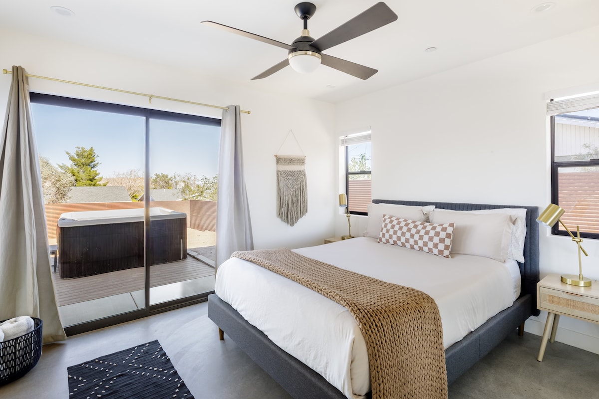 Chumba kikuu cha kulala kinajumuisha kitanda cha ukubwa wa Kwin, milango ya kuteleza kwenye ua ya nyumba, ua wa nyumba uliofungwa na spa na kabati la ukubwa kamili lenye vifaa vya kupangia vilivyojengwa ndani. 