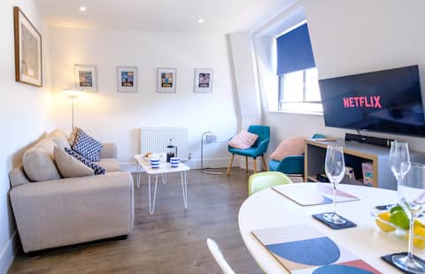 Top Airbnb: Cathedral 2 min · Kitchen · 300Mb Wifi · King Bed in Canterbury