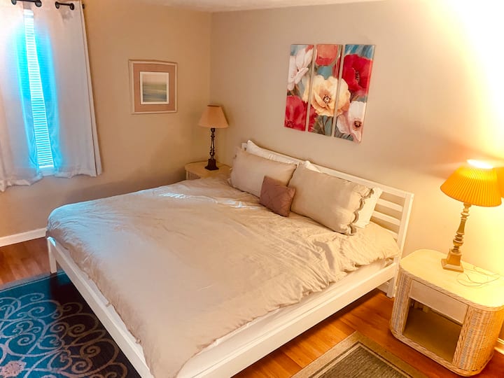 Quarto com cama king-size no primeiro andar
