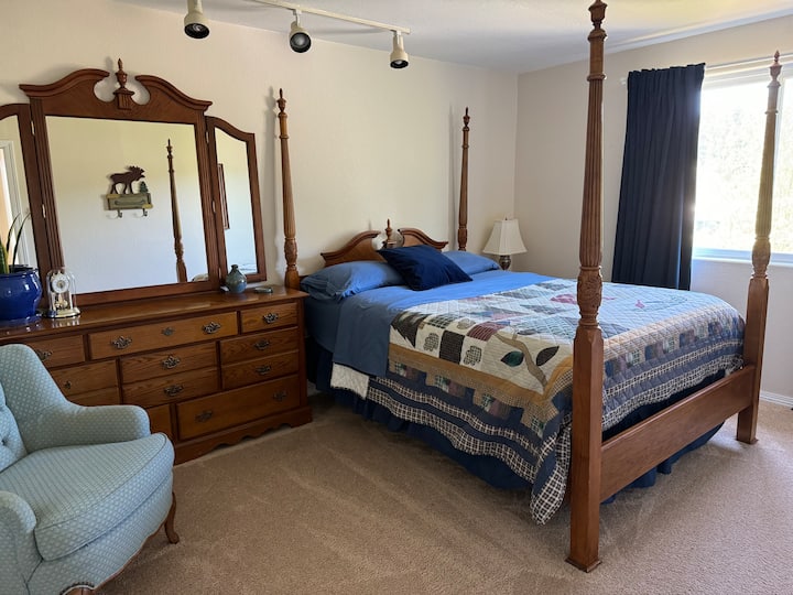 מיטת קווין סייז בחדר השינה השני